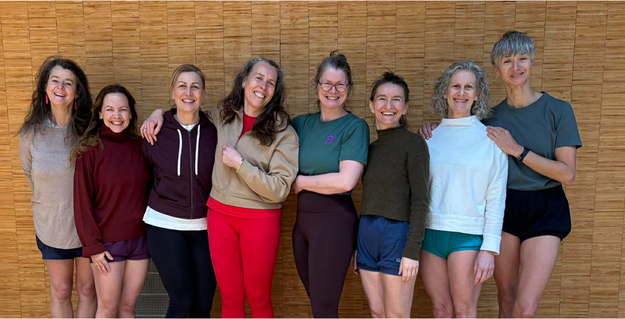 Lolasana yogaposisjon i Iyengar yoga med bruk av yogautstyr